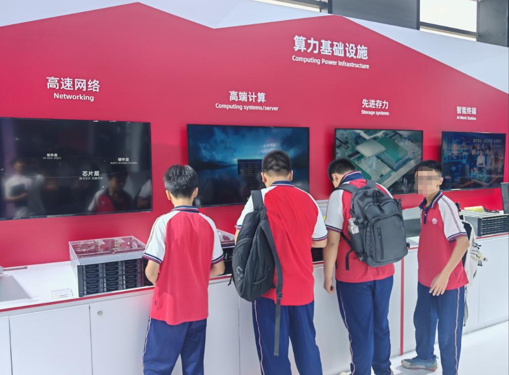 东博会中科曙光展台被挤爆，打卡的速来！
今天东博会南A社区展区人真的多，曙光展台