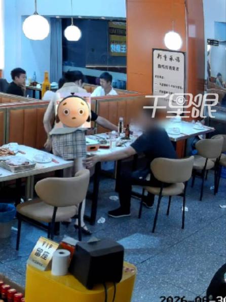 南京一家烧烤店内，一名醉酒顾客见老板娘外形亮眼，尤其是下半身，一时心存歹念，趁结