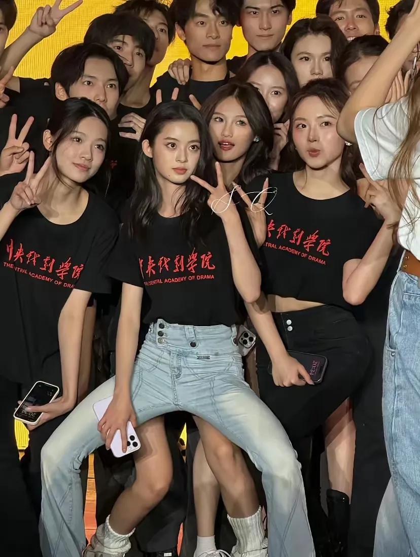 大别野是路过的
耳环是高仿的
公司是亏钱的（连夜卖掉）
那尔那茜是撞上了背锅的