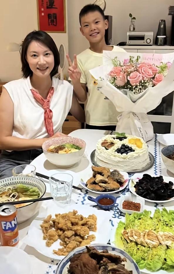 谢杏芳45岁生日，一家人在西班牙的家中简单庆祝。林丹准备了鲜花和蛋糕，小小的仪式
