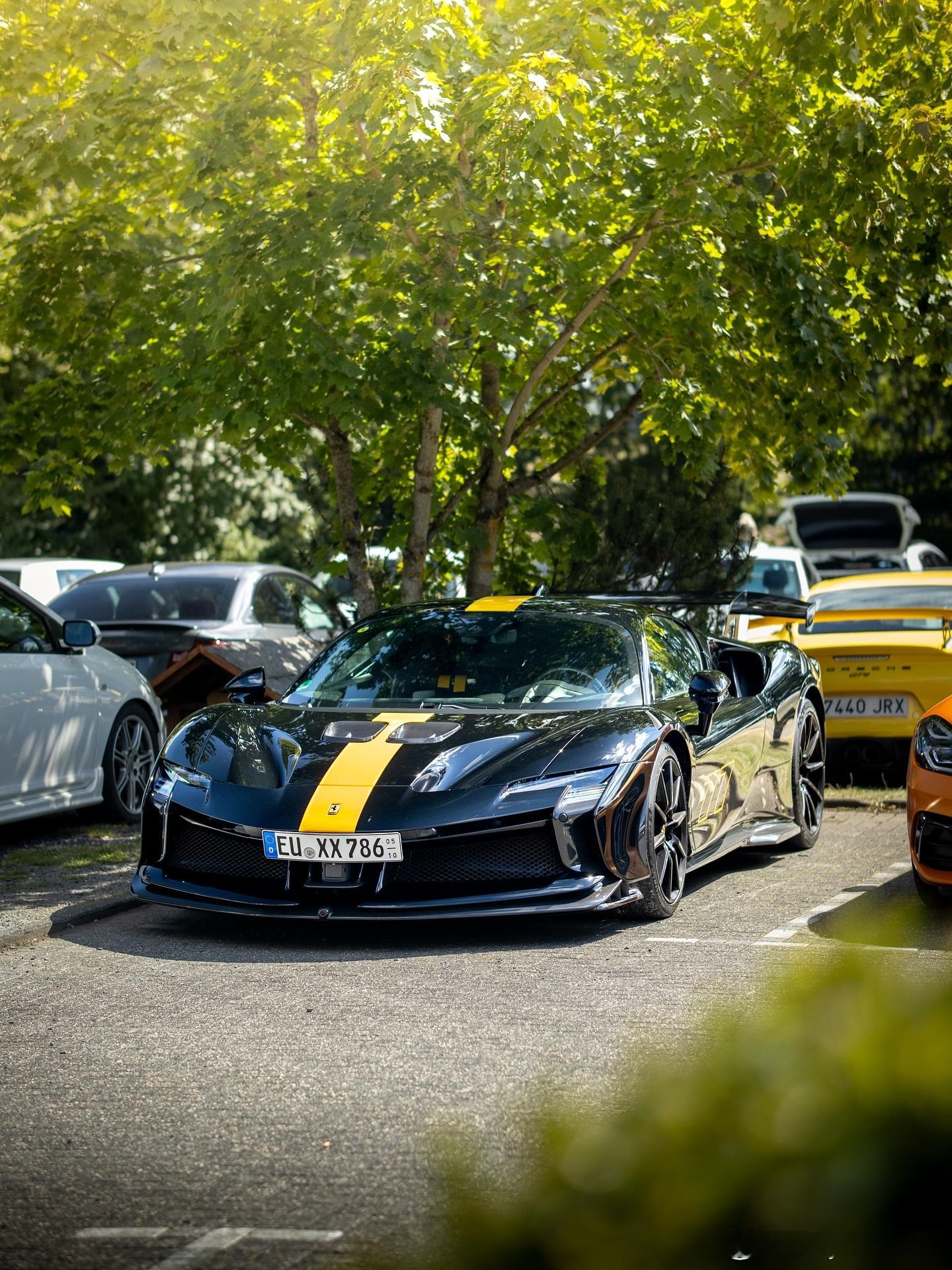 外观配色为Nero DS，搭配Giallo Modena长赛车拉花，外观方面还选