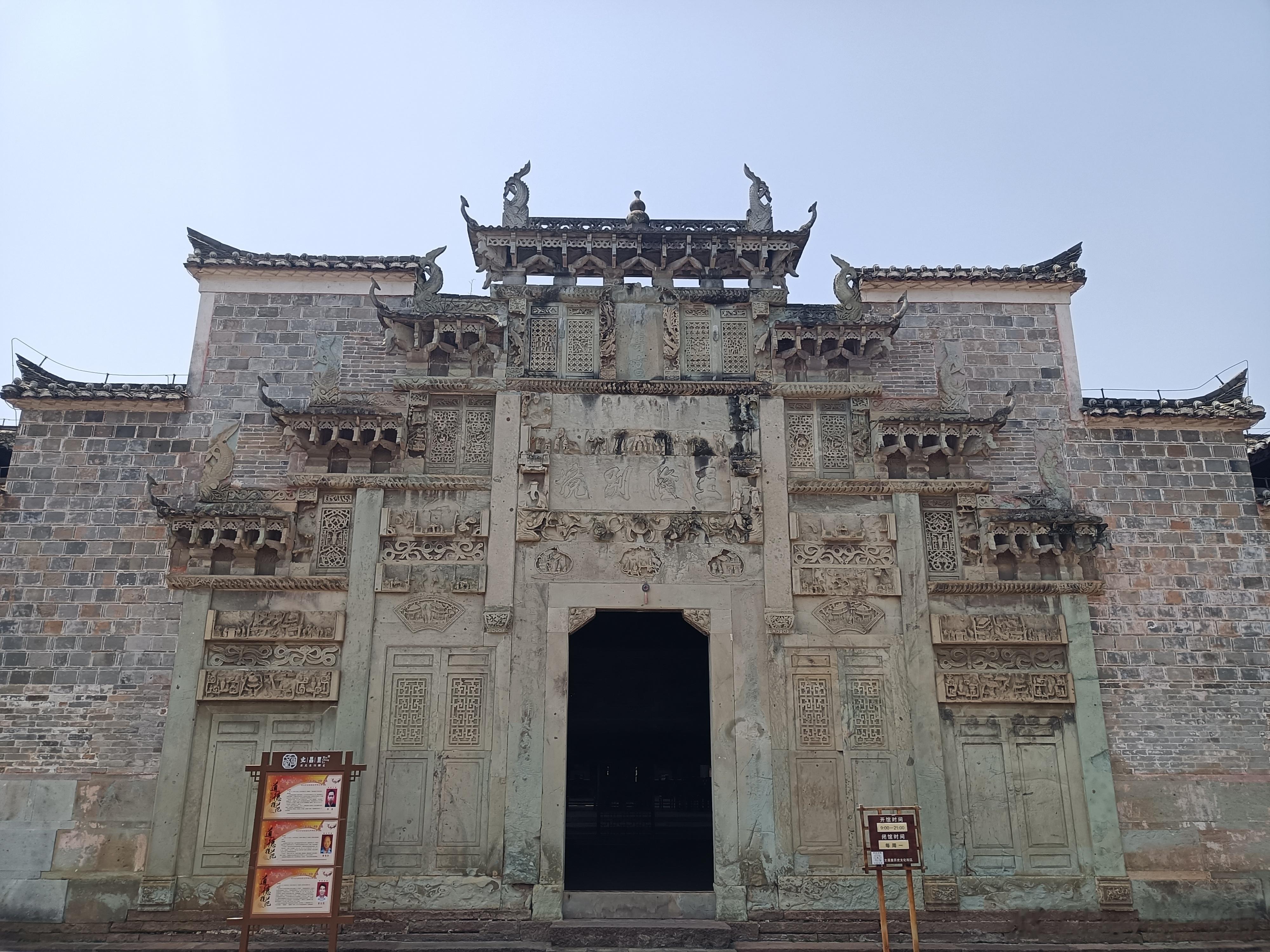 抚州除了拥有江西外来庙的王者（见上篇），根深蒂固的本土信仰也留下了全省最雄伟的宝