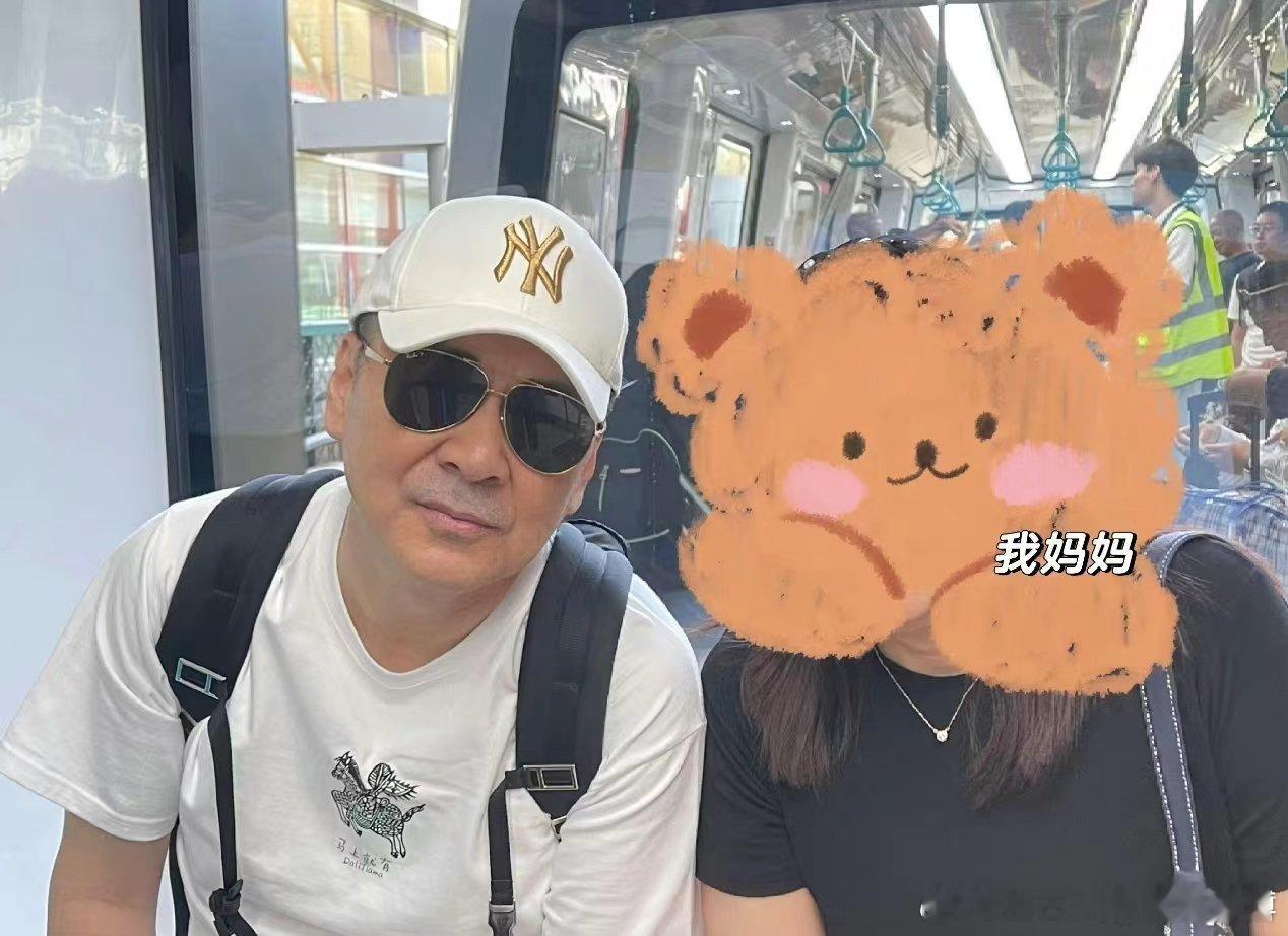 #陈建斌蒋勤勤带小儿子出游#一家人在一起出游的场面，简直不要太温馨，这样的亲子关