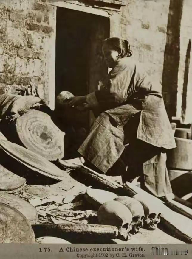 刽子手的妻子，在晾晒人头骨，看起来有些太可怕了，但这又的确是真实的历史！刽子手的