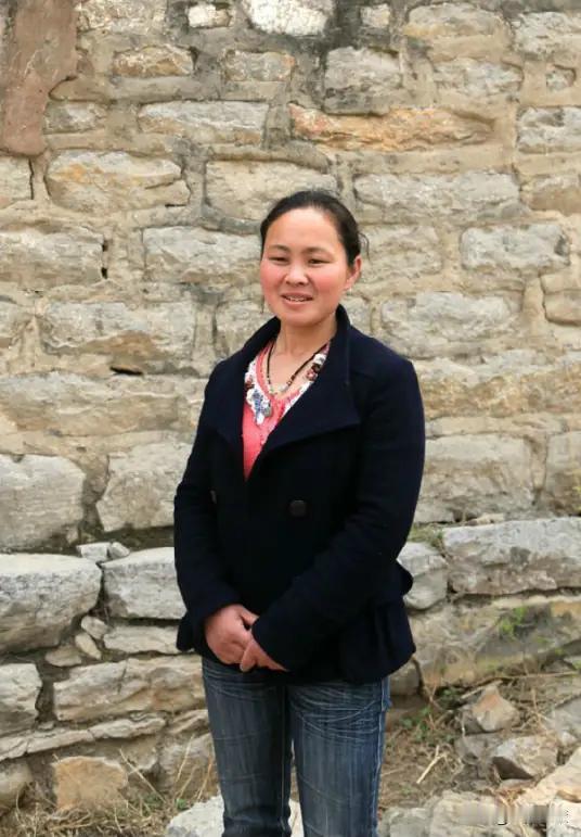 1994年，18岁少女被拐卖到农村，婚后她多次逃跑，但都被抓了回来，最终她被迫接