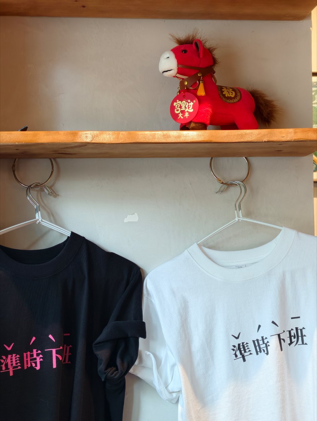下午去一家咖啡馆见两年多没见过的朋友。来之前很担心，因为是周末，看点评很容易座无