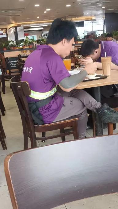 午饭瞧见小哥手臂黑不溜秋一大块，刺青或胎记不明，似乎是后天一时之快的审美。