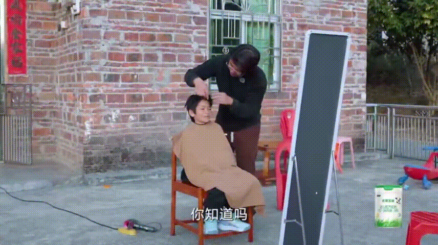 什么村子啊又有王俊凯又有易烊千玺我们的爸爸 小男孩剪发前后撞脸王俊凯和易烊千玺，