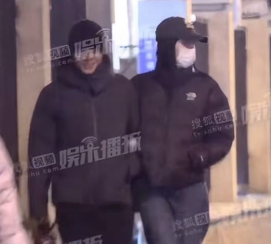 陈伟霆何穗挽手外出捕捉到婚后甜蜜日常！2026开年第一波糖来自陈伟霆何穗，北京街