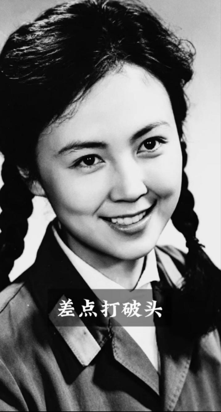 千年一遇的绝世美女，有点像朱琳，但长相演技比朱琳还强十倍，她是一代人的记忆，美貌