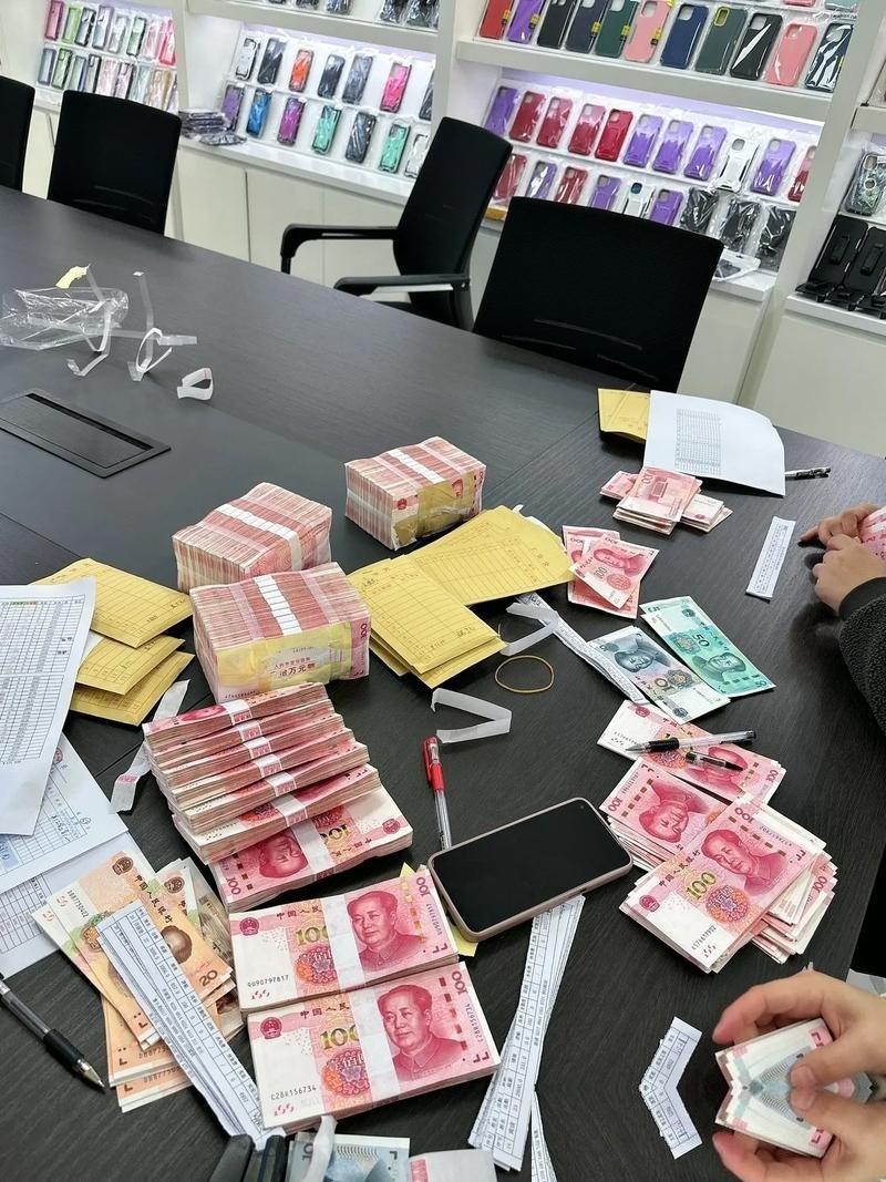 国产SF238超高速“小摩托”无人机，战斗部据称装药80公斤，单次加油150公斤