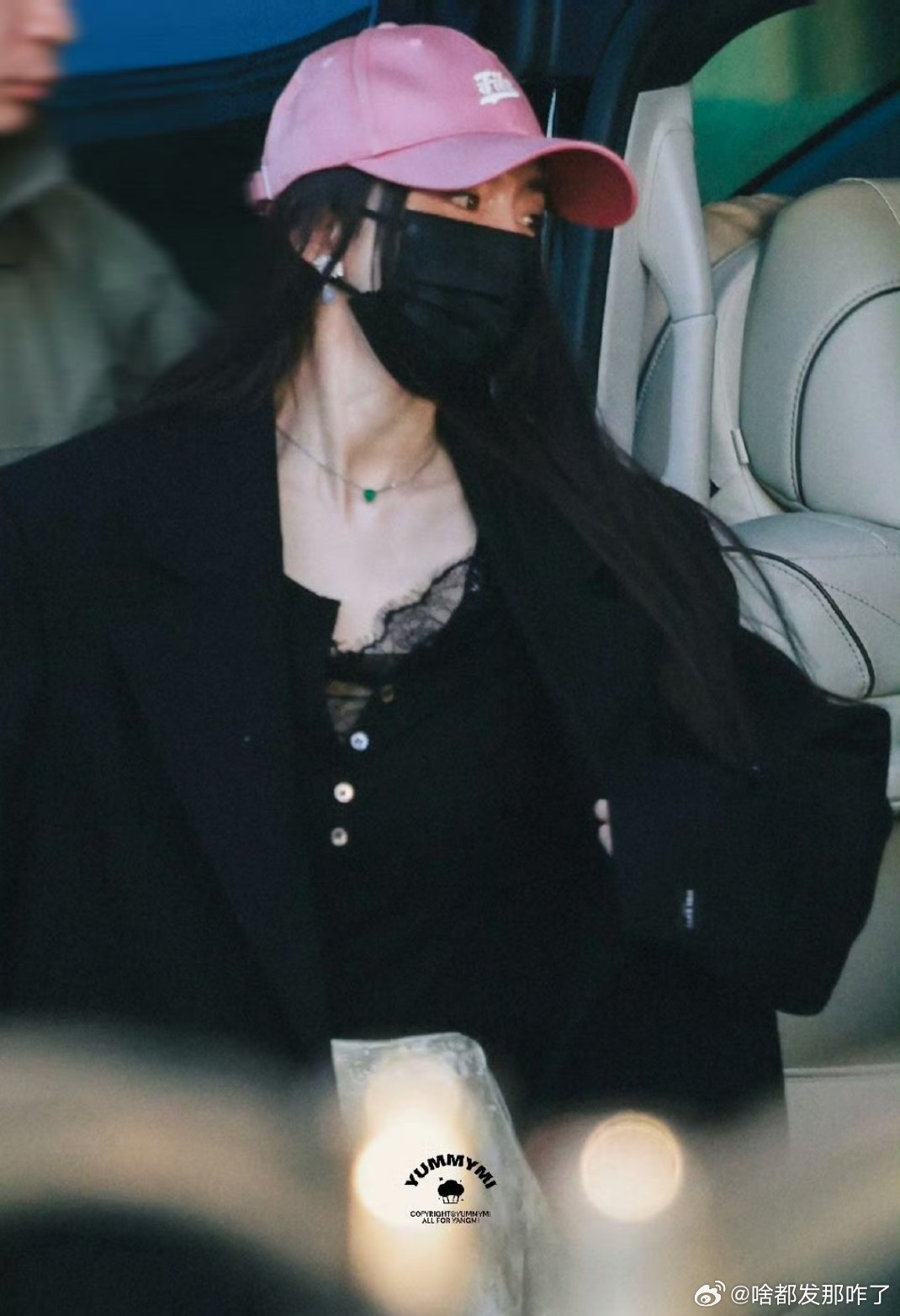 杨幂出发进组《江山大同》机场路透，幂式松弛感穿搭，祝拍摄顺利～