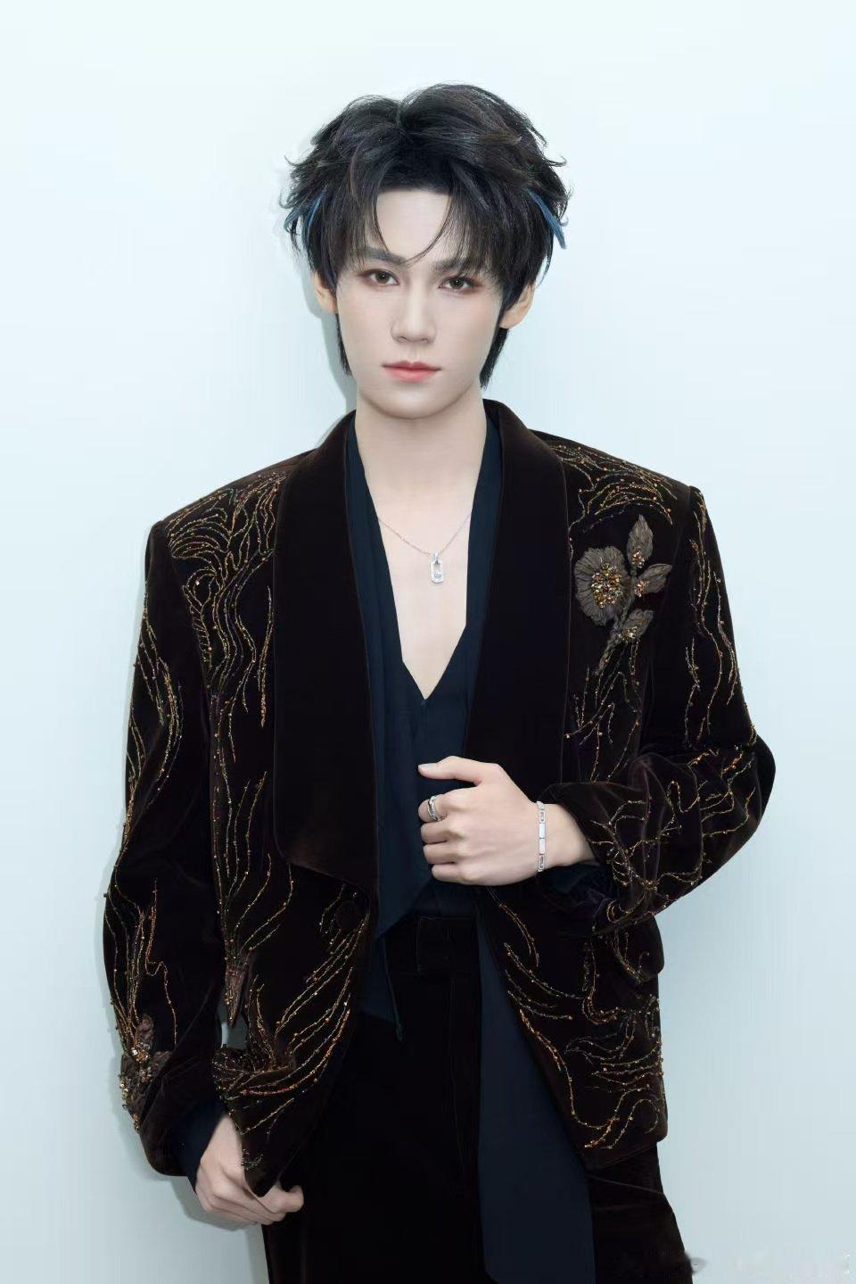 张真源永远爱你们 张真源手里的彩带 张哥也捡彩带 