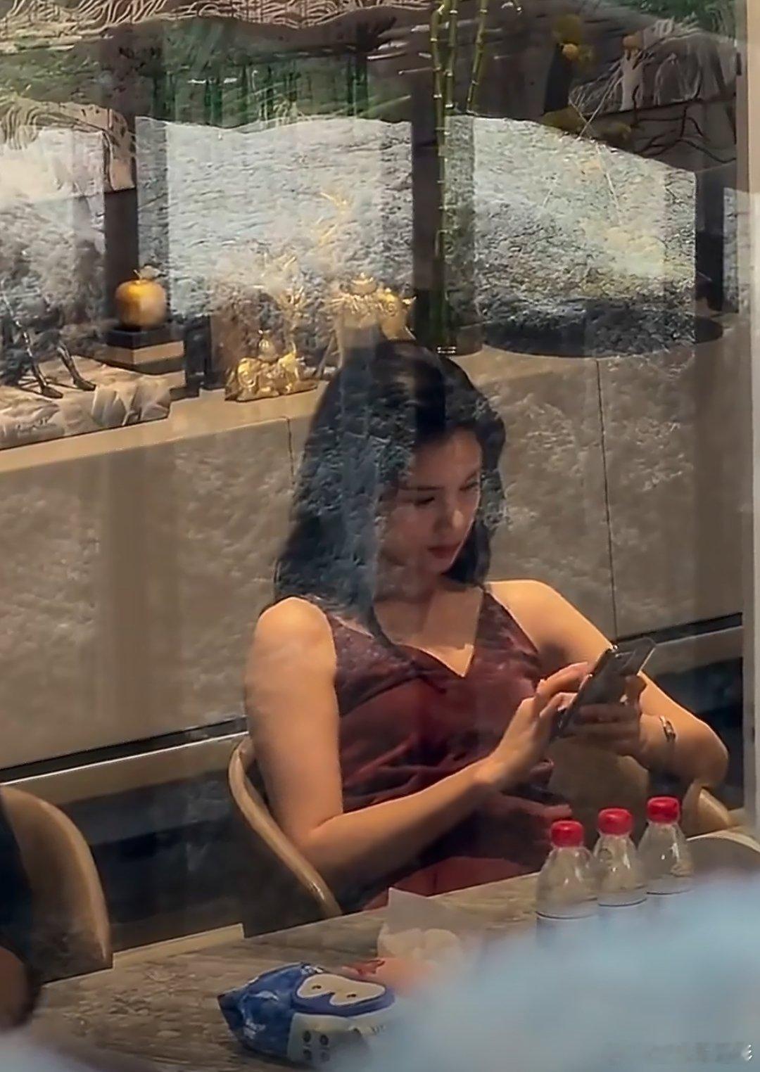 张婧仪雾里青红裙路透 张婧仪《雾里青》陈清雾红裙路透，好港风好漂亮！张婧仪陈清雾