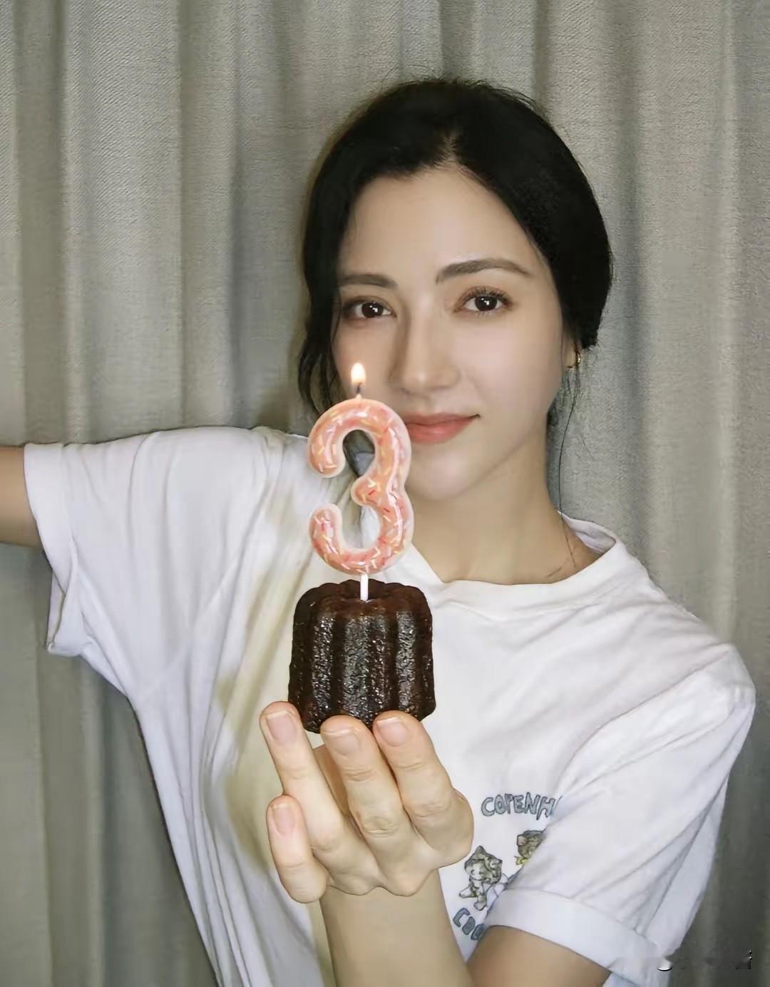 娜然，引发热议。

6月30日，29岁的娜然，冲上热搜，结婚风波后，她首次现身，