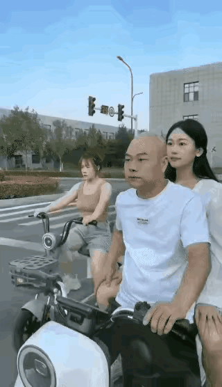 女子：光头，光天化日之下，等个红绿灯，🚥🚥🚥，对女生动手动脚的，真是欠揍啊