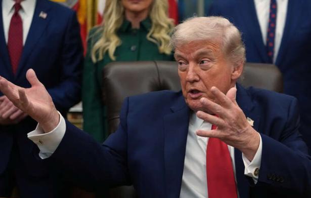 特朗普当了两届总统，终于意识到一个事实：只要不和中国对着干，美国依然是那个超级大