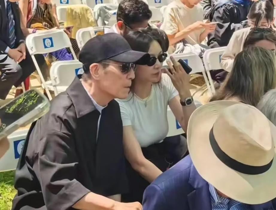 其实“星二代”的路还是窄


原以为依靠父母耀眼的光环，作为“星二代”会有更广阔