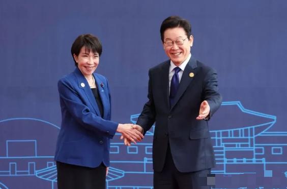 2026年5月19日，日本首相高市早苗专机降落韩国大邱机场。她揣着满满议程而来，