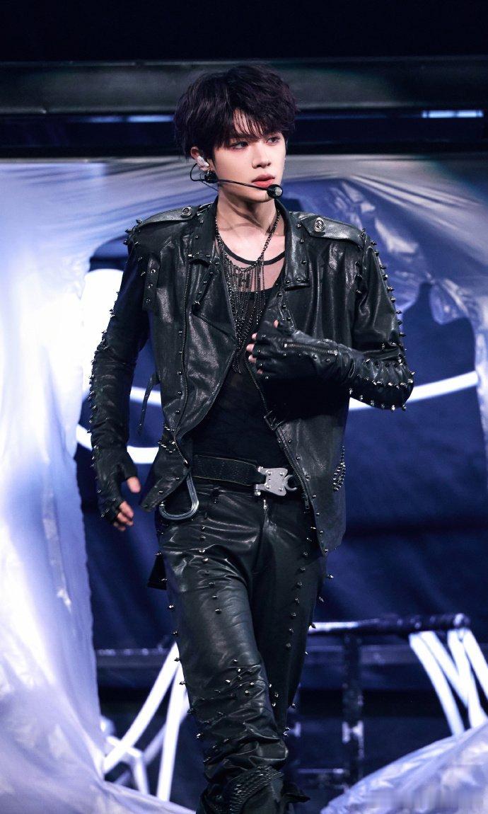 这还是我认识的黄明昊吗 舞台上气场全开超炸，唱起抒情歌又温柔到心颤，反差感绝了，