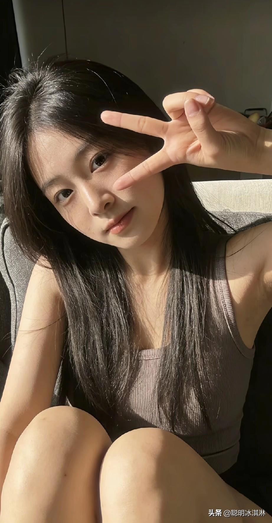 阳光明媚的午后，少女俏皮的微笑