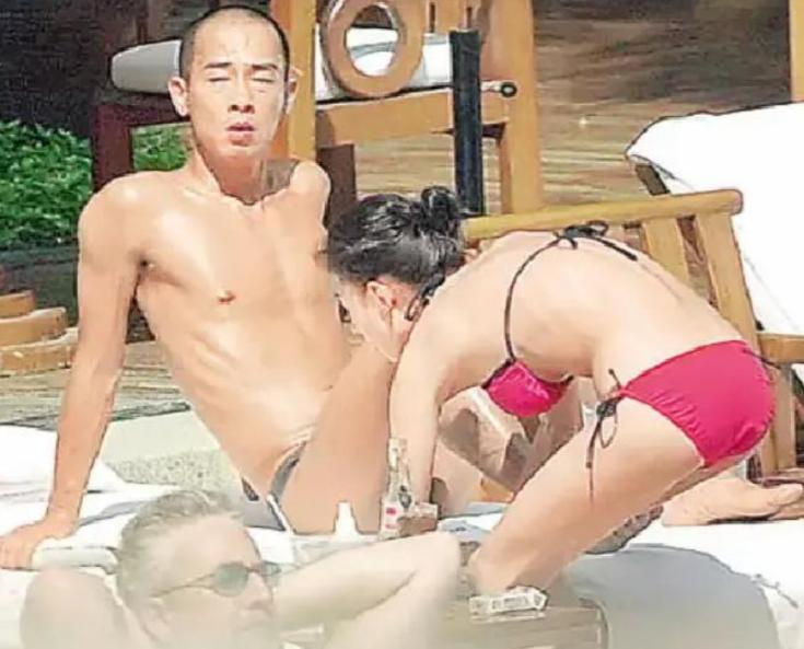 2003年曼谷那个艳阳天，陈小春张柏芝两人同游曼谷，张柏芝穿着一身火辣比基尼，看