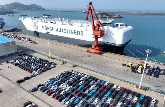 惊掉下巴，中美贸易暴跌16.9%，中国外贸却狂飙18.3%，十年布局终见惊天反转