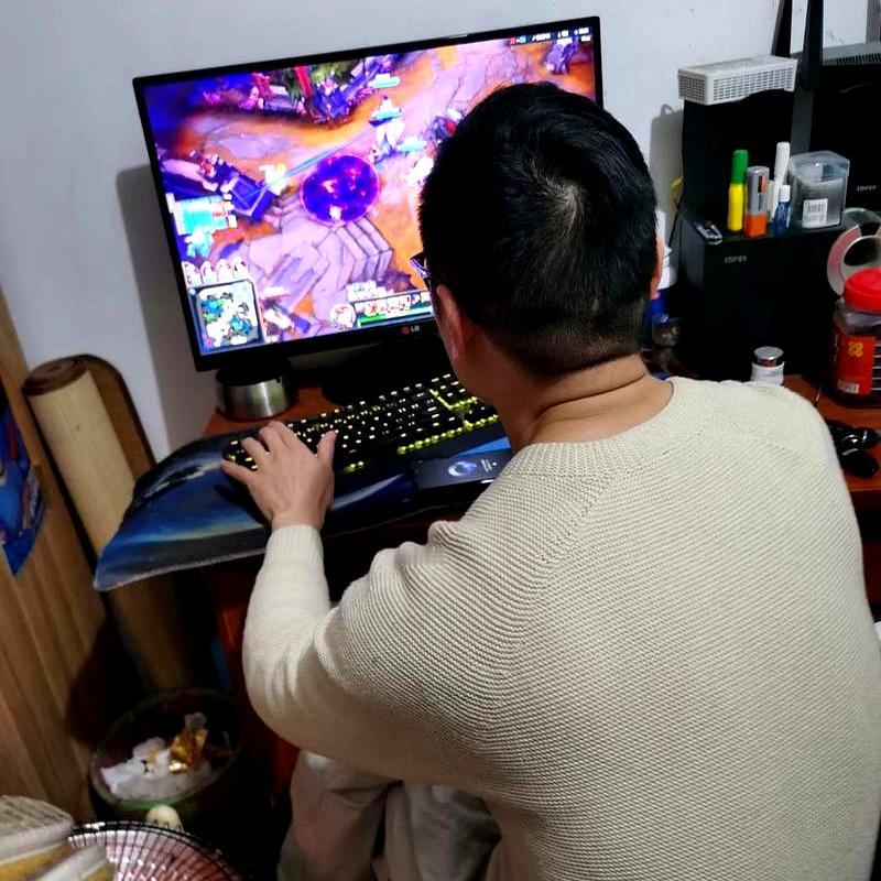 我50多岁，家里还住着一个28岁的儿子，月薪三千，饭不会做，家务不伸手，最离谱的
