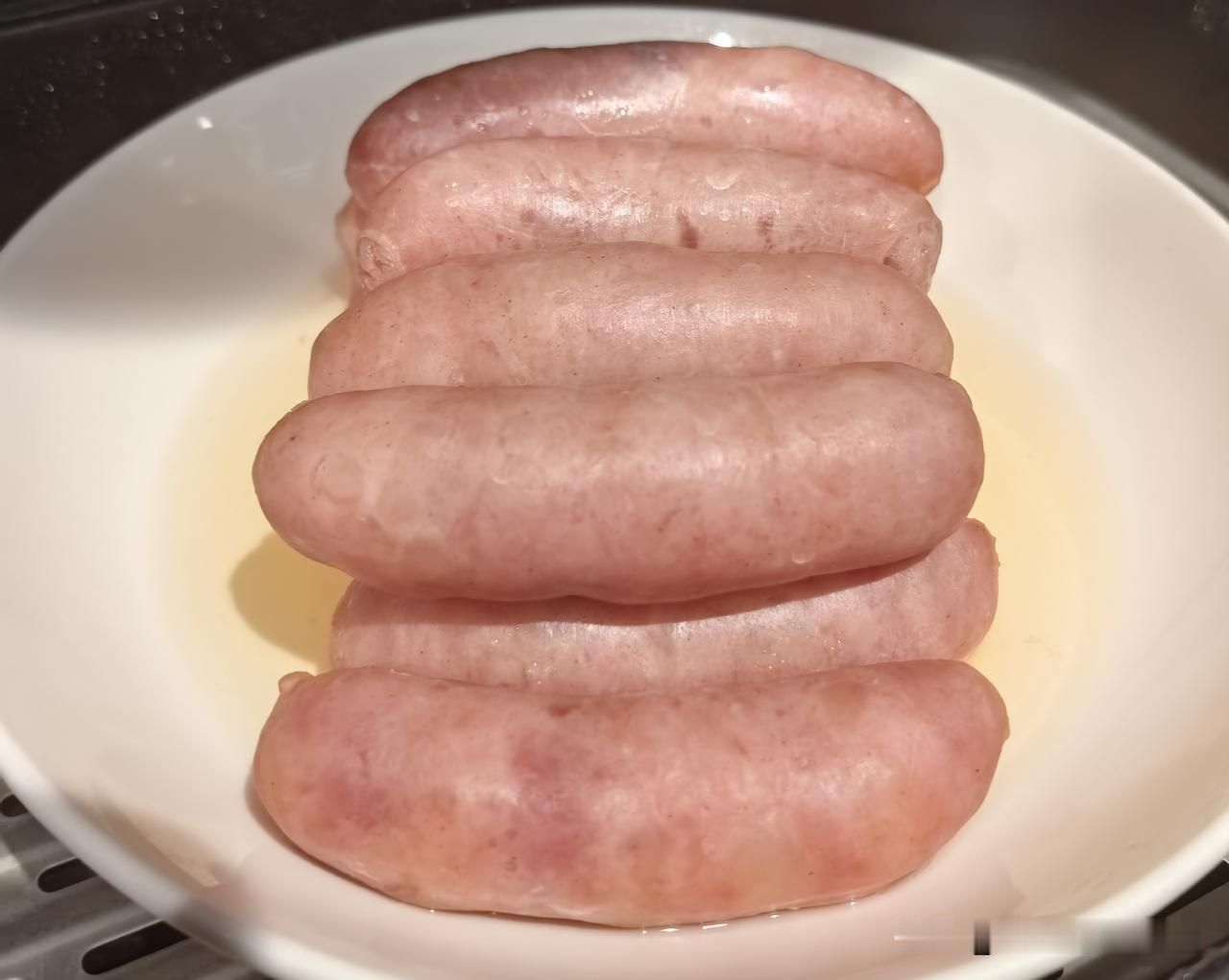 今天一家五口吃饭，菜必须充足，晚上不够再补充。
今天老伴没出门买菜，昨天他已多买