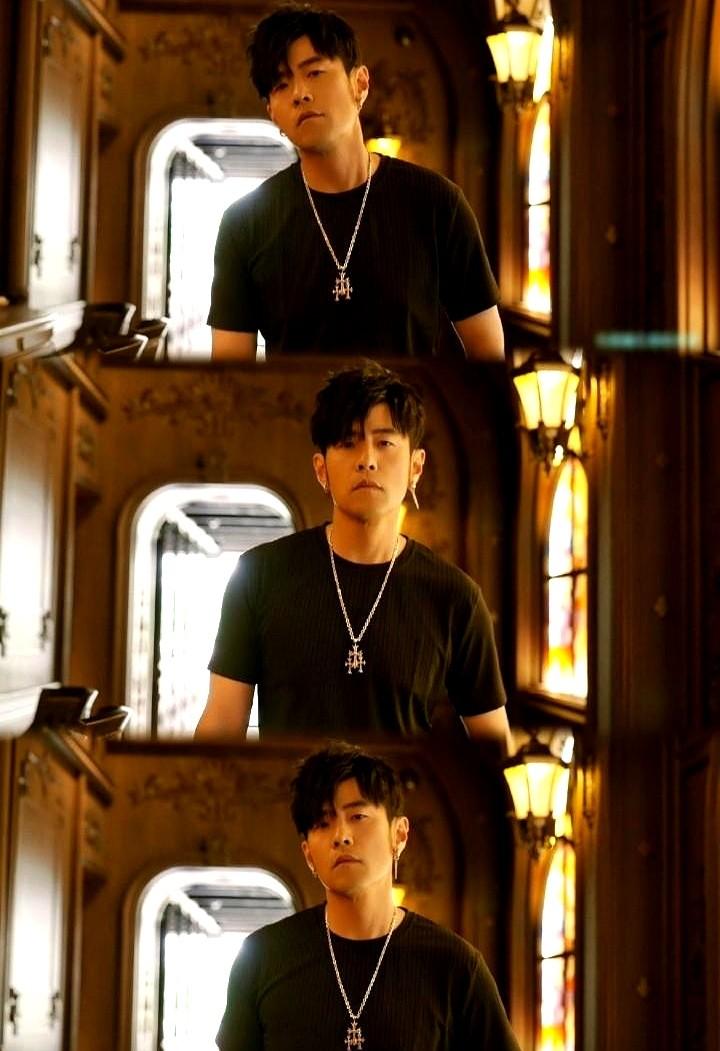 周杰伦这波MV直接给我看笑了！

现在网上吵翻了——有人说“周董彻底躺平？走路、