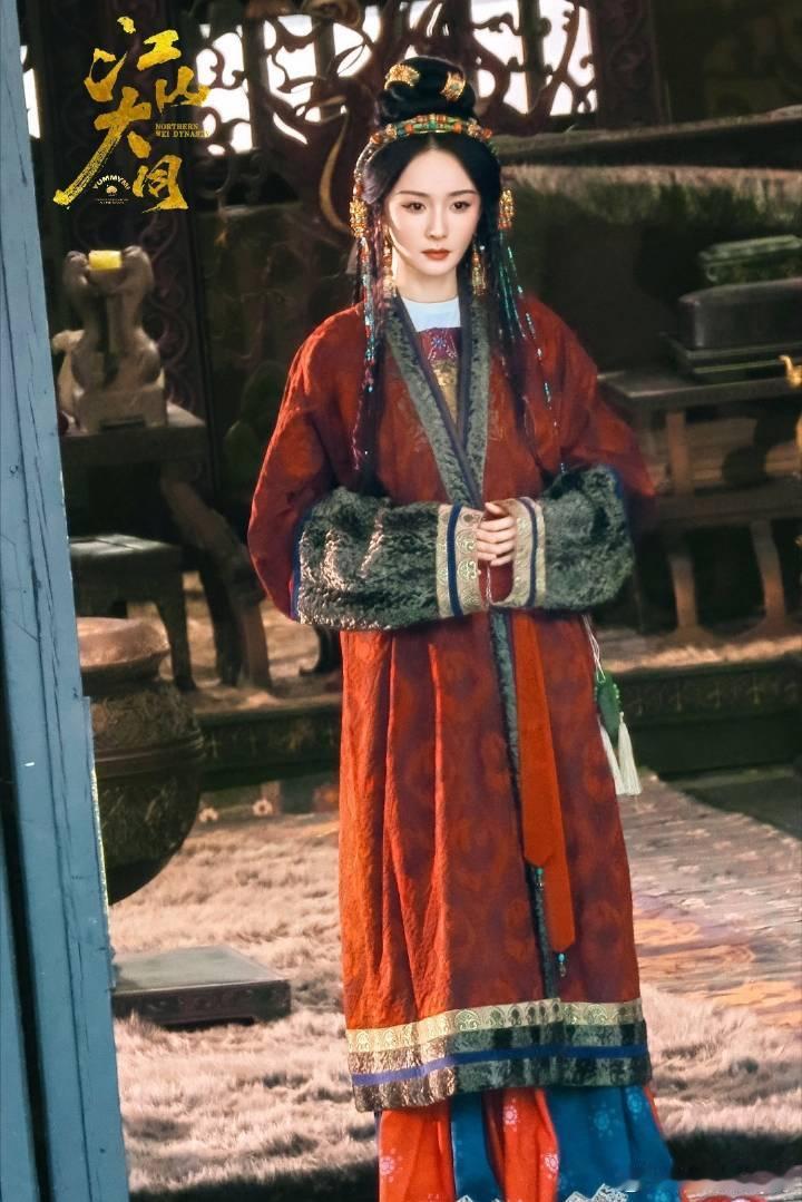 杨幂江山大同路透…这几个造型都挺好看，还原历史妆造的同时又要美感