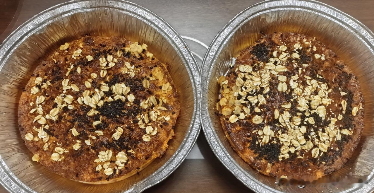 吃晚饭间歇做个简易版红薯燕麦蛋糕。
明天是老伴生日，理直气壮，名正言顺来做个简易