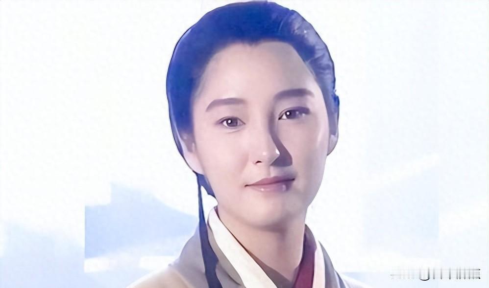 雪梨三十年没结婚，母职是她唯一执照，静默里藏着不认输的力气。
她不是一直躲在镜头
