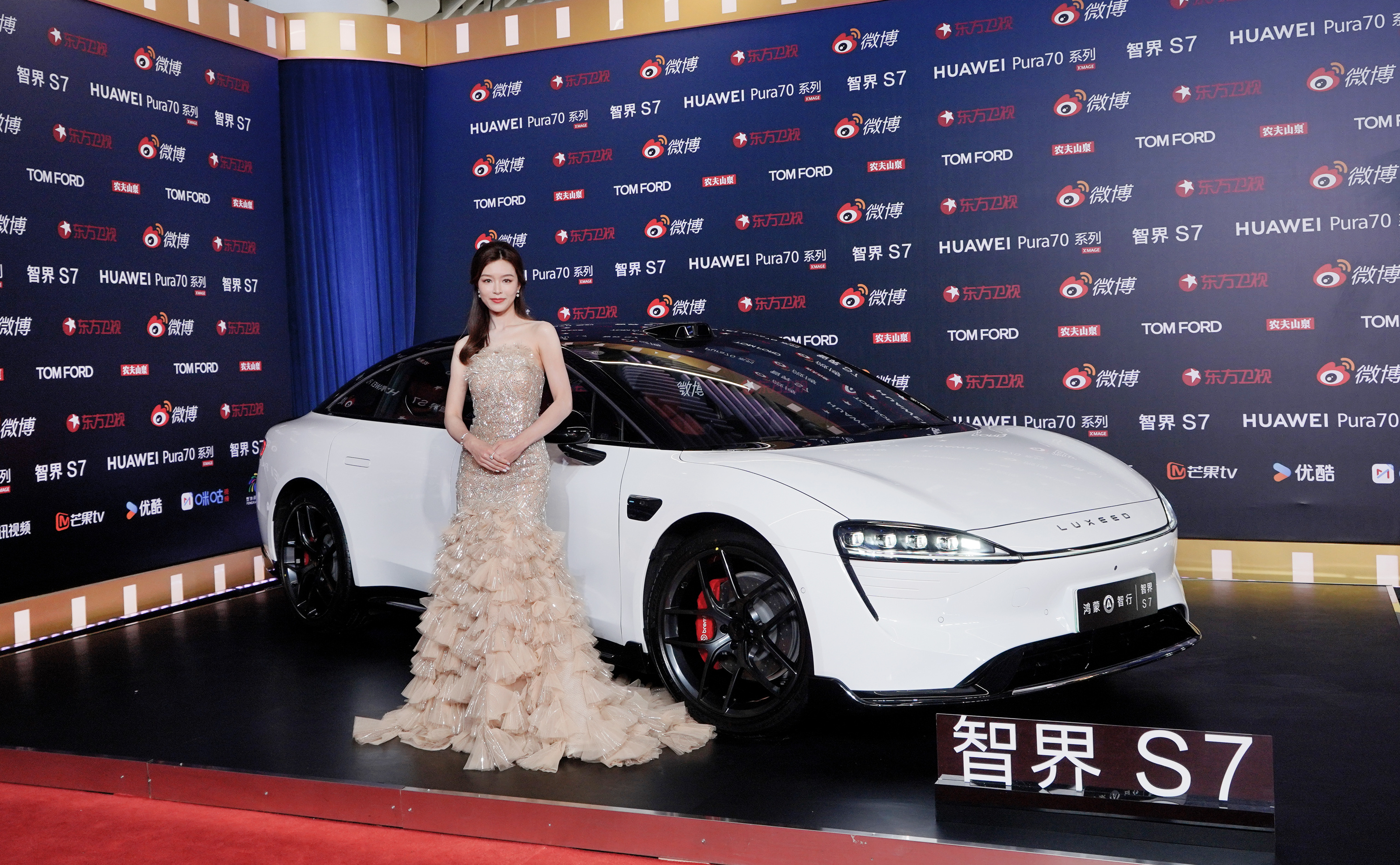  观察红毯上不同角度的#智界S7#，会发现它的外观设计简直360度无死角。流线的
