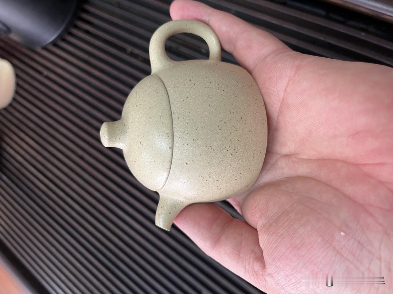 所谓的“本山绿泥”，其实就是换了马甲的段泥？
本山绿泥，这个名字在紫砂圈里可谓是