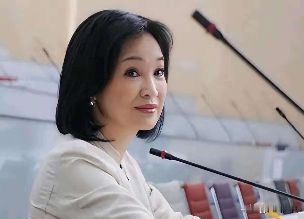 柯志恩出来表态了！在韩国瑜因傅崐萁缺席震怒之后，柯志恩对此表示，这件事要分开两层