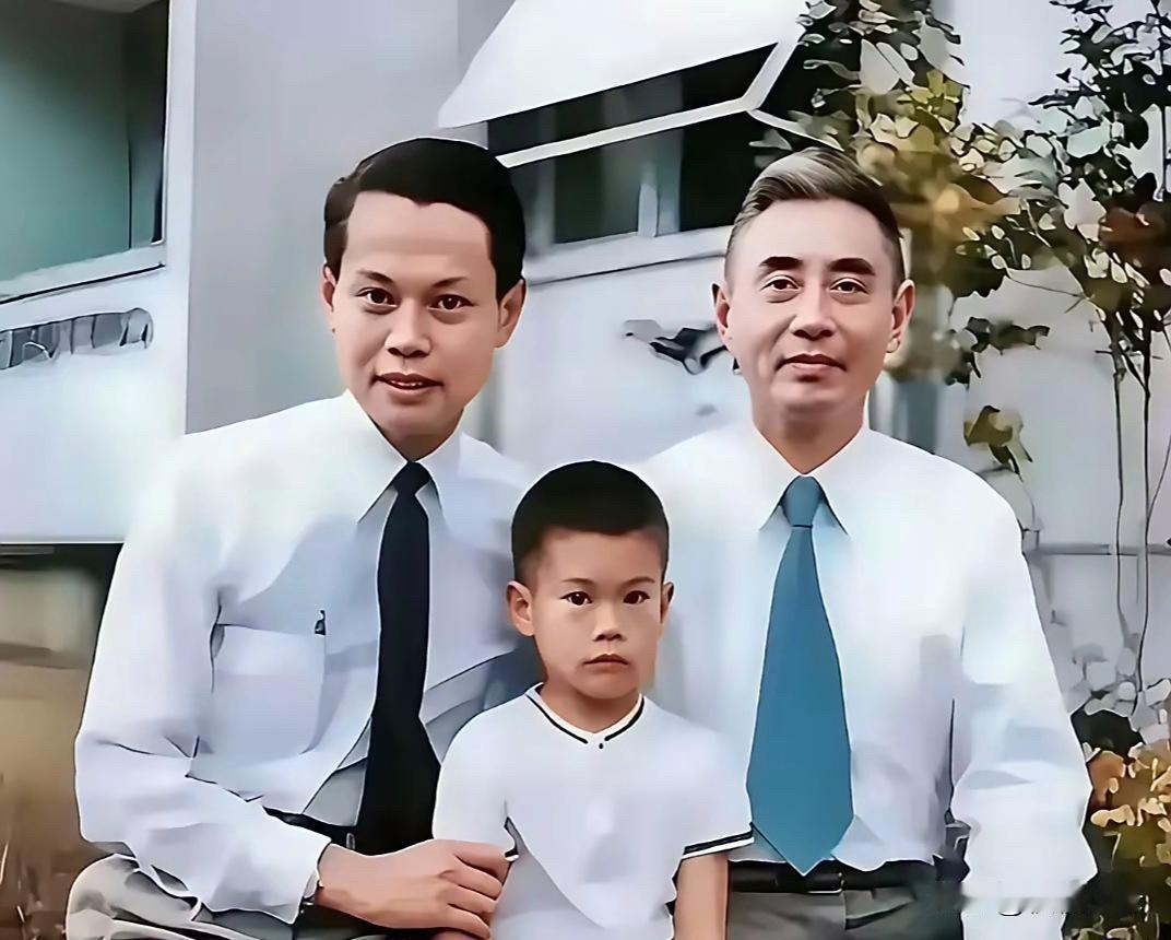 1957年，杨振宁祖孙三代的合影，杨父看起来最帅。杨振宁的父亲叫杨武之，是我国著