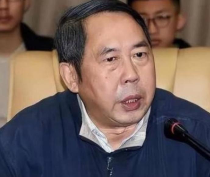 “中国现在向美国投降还来得及！再晚就要‘跪着’了，”几年前，中国专家马臣公开宣称