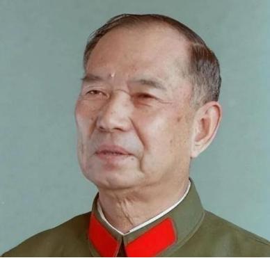 1982年，开国少将尤太忠视察部队，见一副团长好生眼熟，暗骂一句大事不好，立刻打