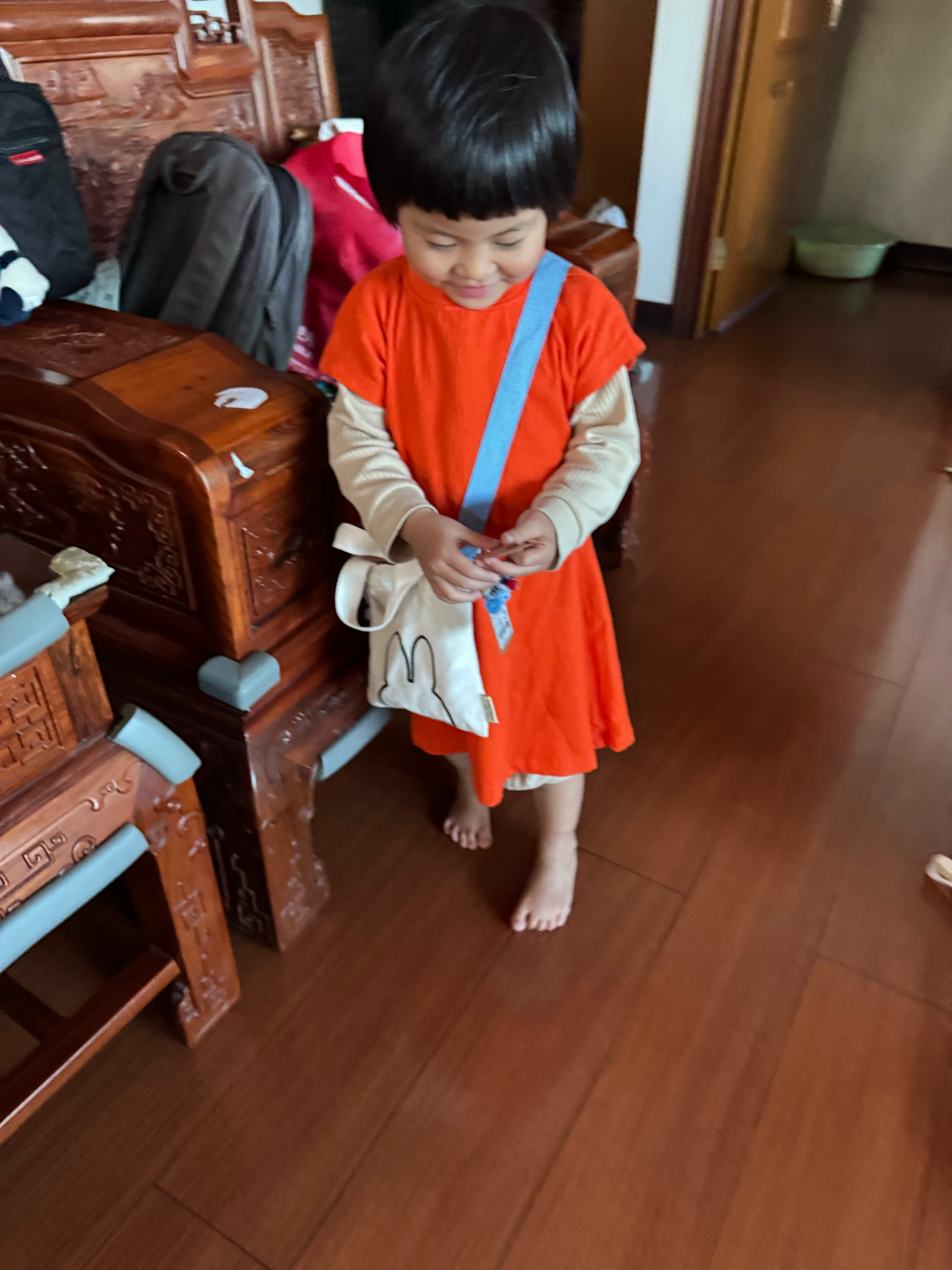 旅蛙去压压家了，我工作缠身独自留守孩子穿上了橘色战袍，一把直接干成棕色带娃随手拍