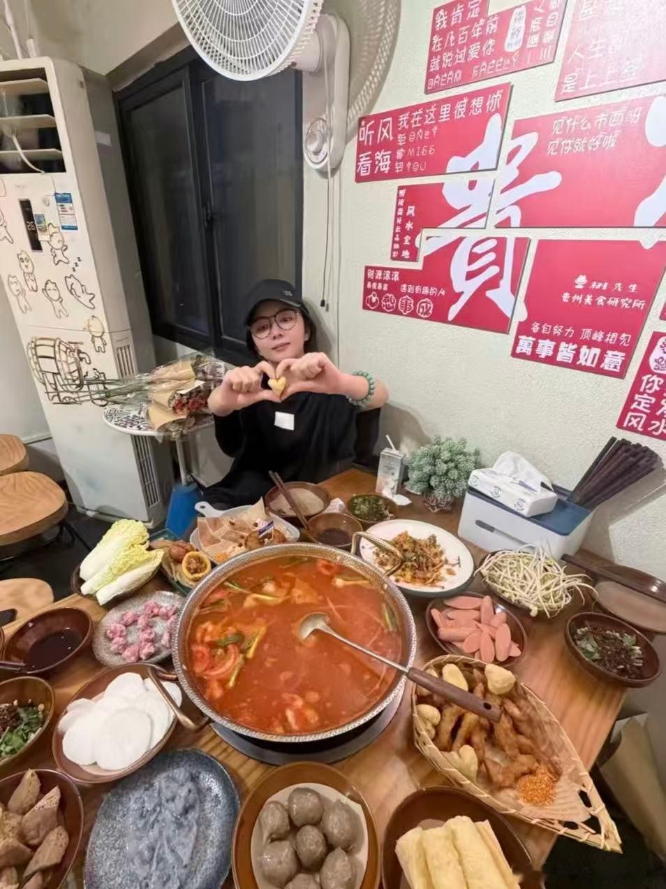 谭松韵刘学义这是什么震撼美味 镜头里的饭菜看着色香味俱全，谭松韵刘学义吃得津津有