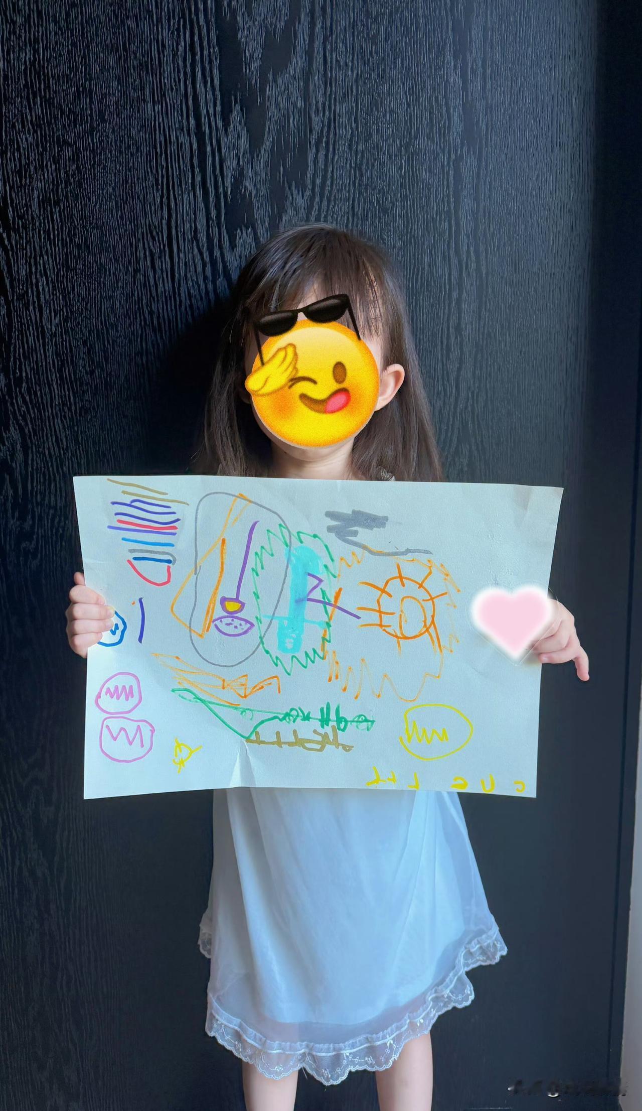 小蛋饺的画作充满了童真！
6月25日，杜淳老婆王灿晒出女儿小蛋饺的近照，照片中的