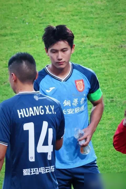 外援前锋场上散步，锅却让23岁的向余望背，重庆足球这操作你看得懂吗？
你去看球