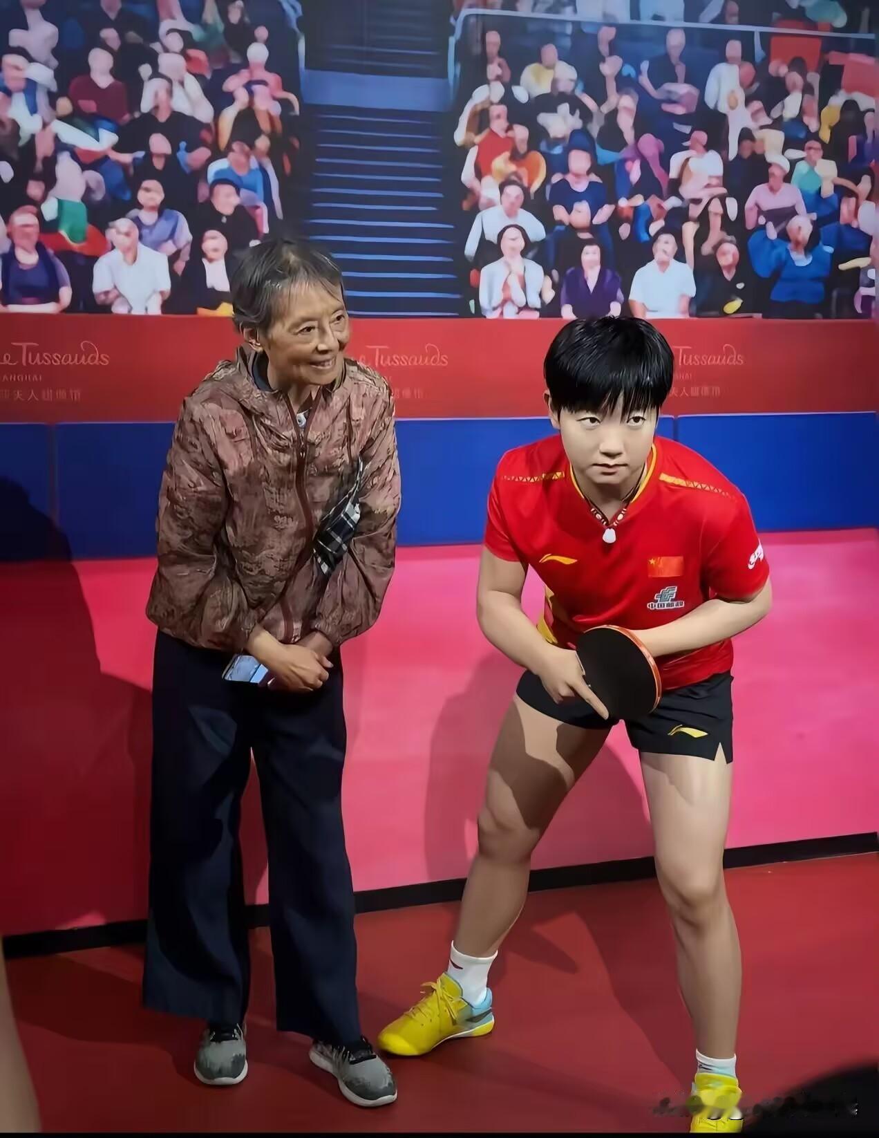 这个阿姨好让人感动，轮到她和莎莎拍照，本以为她会站在莎莎旁边，或者碰碰莎莎。谁知