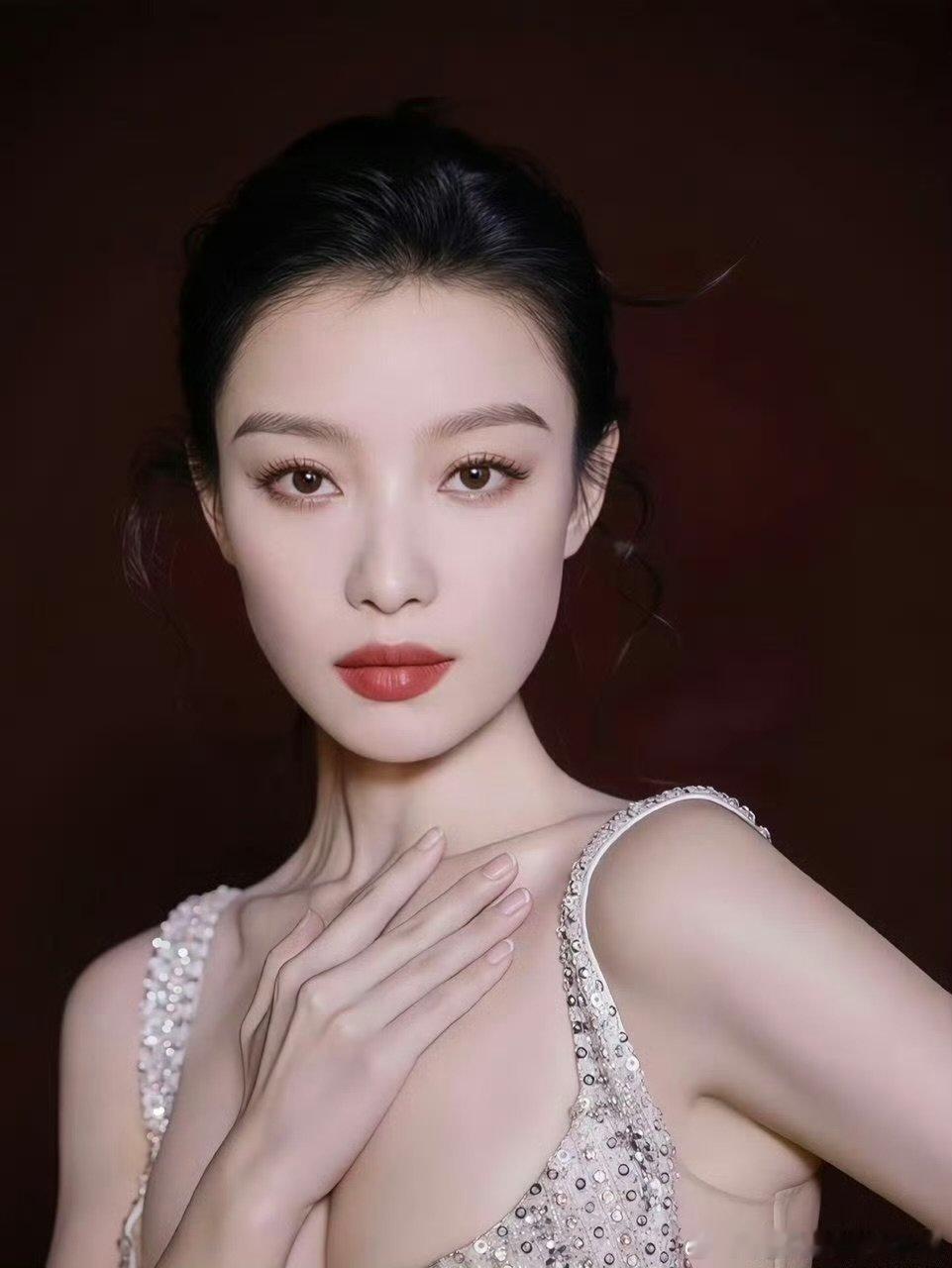 倪妮是不是胖了这才是真正的抗打颜值！稍微圆润更显活力，贴头皮造型也难掩精致，姐姐