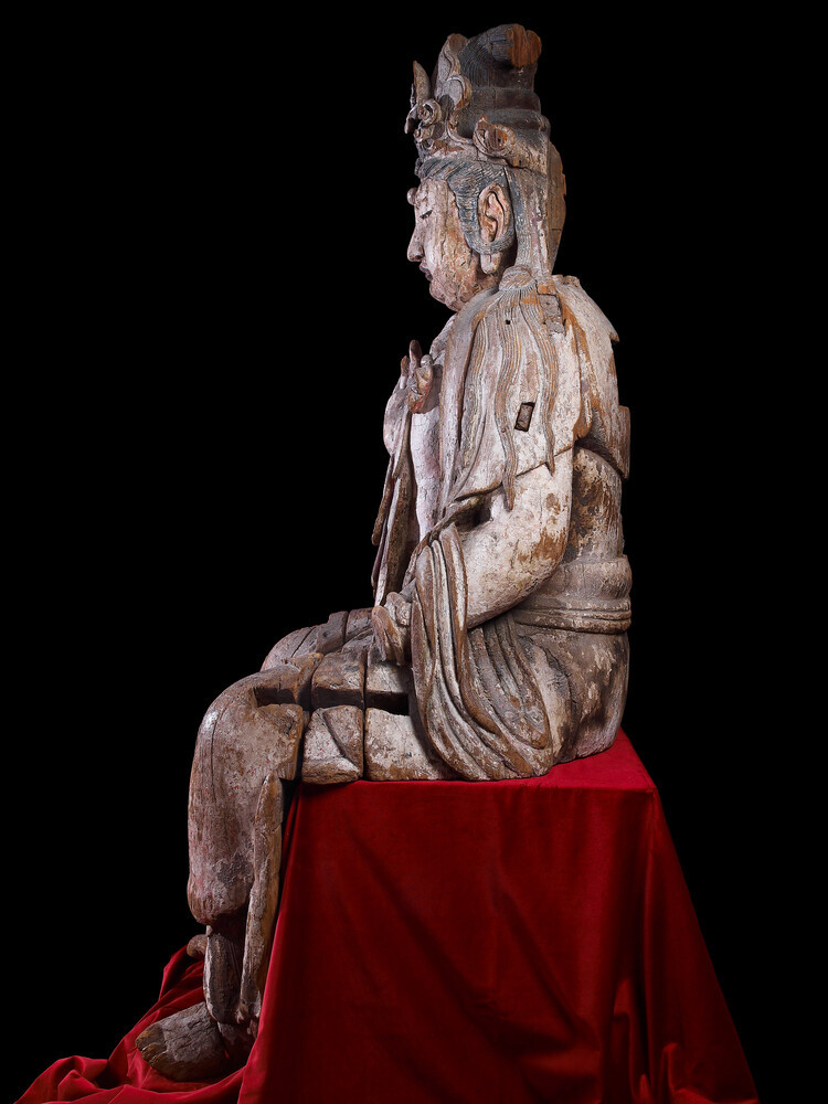 牛津大学阿斯莫兰美术馆藏金代的彩绘木雕坐姿观音像 