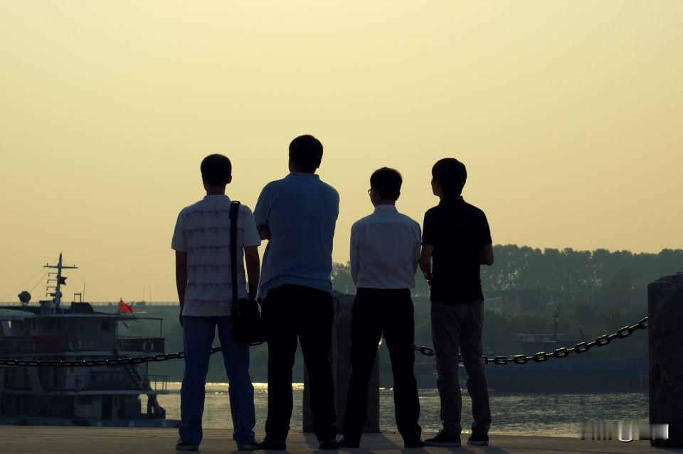 这个现象很难解释，过完今年就满50岁的我，52个高中同班同学已经走了7个，28个