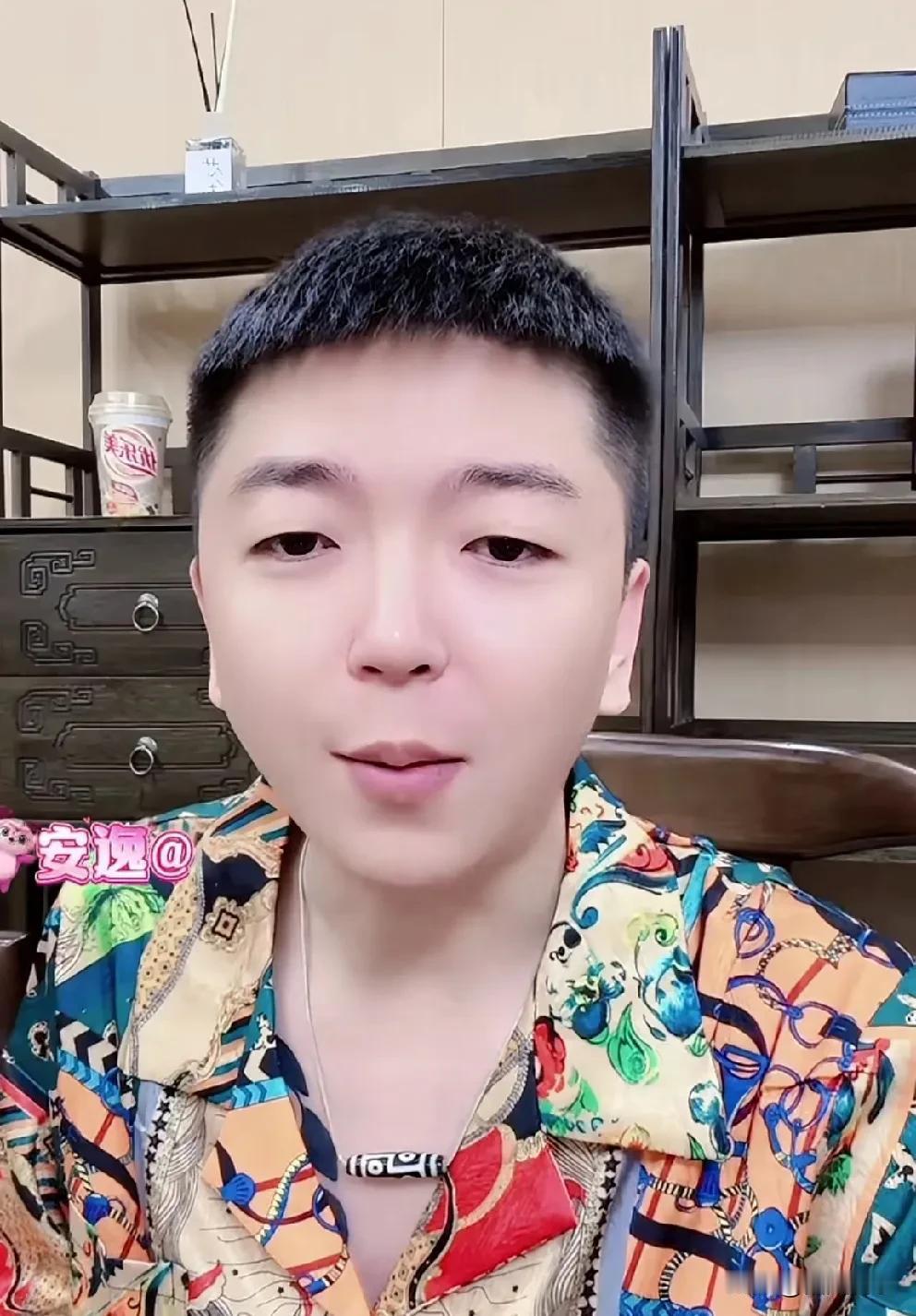 王某人自述从小家穷规矩多，当下就害怕兜里没钱！

            王某人