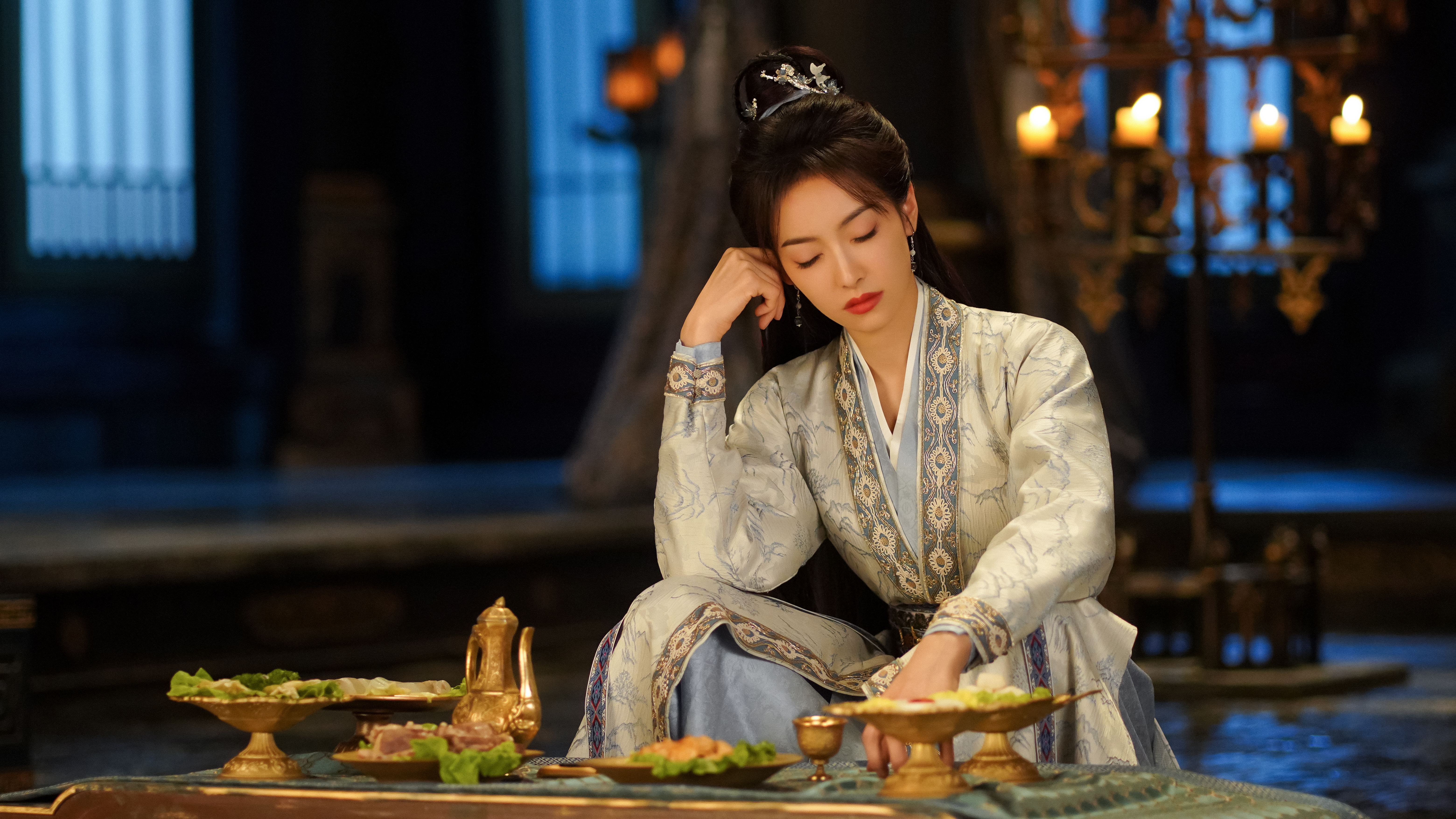 路透就很喜欢的一套 感觉颜色很特别～～～ 《山河枕》楚瑜☽ 剧照-有点蓝衣有点白