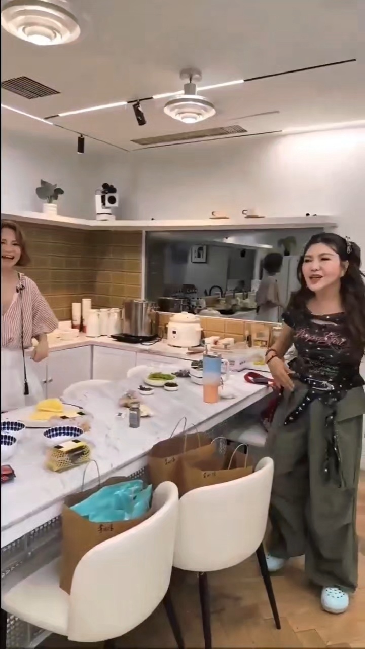 李心洁叶一茜浪姐爆改中餐厅好鲜活的李心洁 